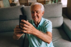 Przewodnik po aplikacjach mobilnych ułatwiających codzienne życie seniorom