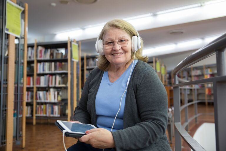 Zalety korzystania z bibliotek cyfrowych i audiobooków dla osób starszych